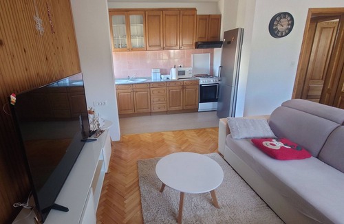 Cabar Apartment | Spacious apartment with balconies and large garden