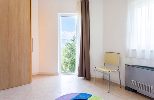 Splitska Apartment | Spacious apartment with sea view and balcony