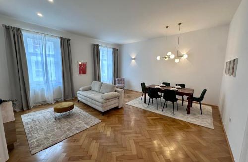 Center Apartment | Spacious Designer Apartment in heart of the town