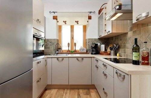 Primosten Burnji Apartment | Spacious Ground Floor Retreat with Pool for Families & Groups
