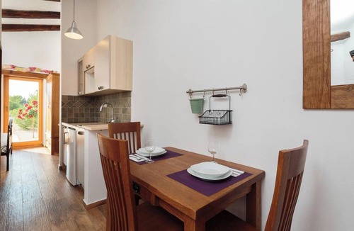 Primosten Burnji Apartment | Spacious Ground Floor Retreat with Pool for Families & Groups
