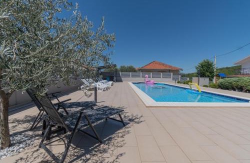 Trilj Villa | Spacious villa for 10 with a big private pool