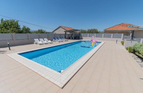 Trilj Villa | Spacious villa for 10 with a big private pool