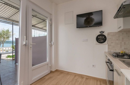 Turanj Apartment | Spend a nice time in the modern vacation apartment by the sea.