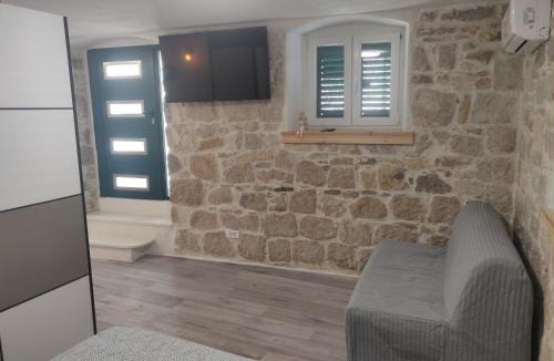 Split Apartment | Split Stone