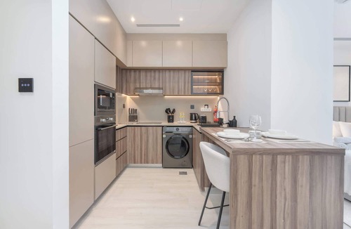 Jumeirah Village Apartment | StayShort - Sleek Studio Sleeps 2 in The Ivy Tower, JVT