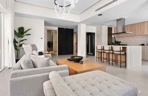 Arabian Ranches Villa | StayShort - Stylish Arabian Ranches Villa for 9 Near Golf with Private Pool!
