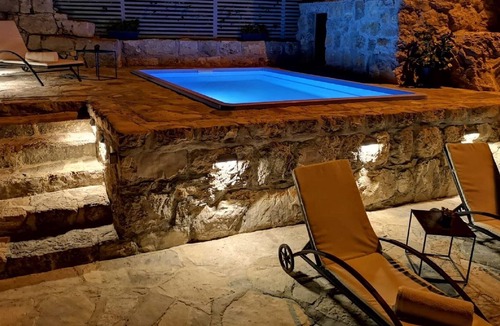 Stravca House | Stone Holiday Home in Brotnice Dalmatia with Bubble Bath