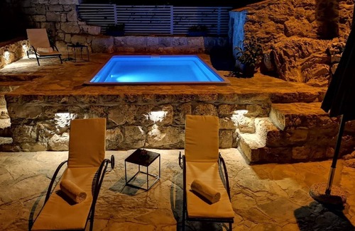 Stravca House | Stone Holiday Home in Brotnice Dalmatia with Bubble Bath