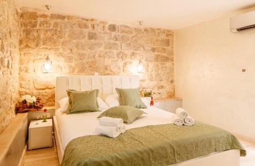 Split House | Stone house luxury rooms
