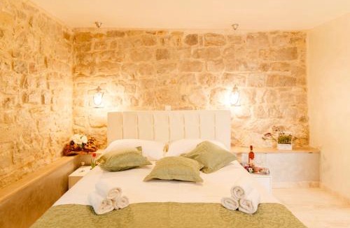 Split House | Stone house luxury rooms