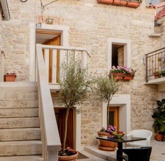 Split House | Stone house luxury rooms