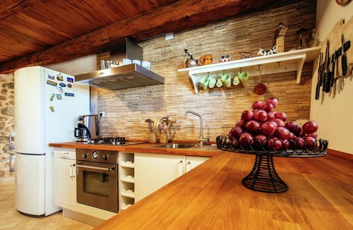 Zaton Obrovacki House | Stone house near river canyon