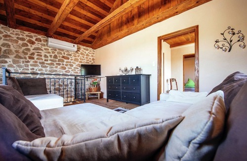 Zaton Obrovacki House | Stone house near river canyon
