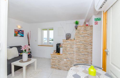 Split Apartment | Stone Rose in Center