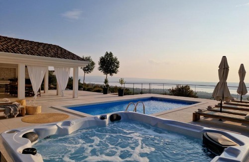 Jadranovo Villa | Stone Villa Belvedere, on Kvarner, with a Pool
