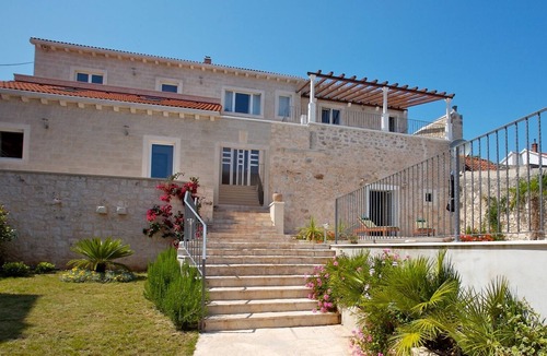 Milna (Brac) Villa | Stone villa | Private | Enclosed garden | Harbor view | Close to the beach