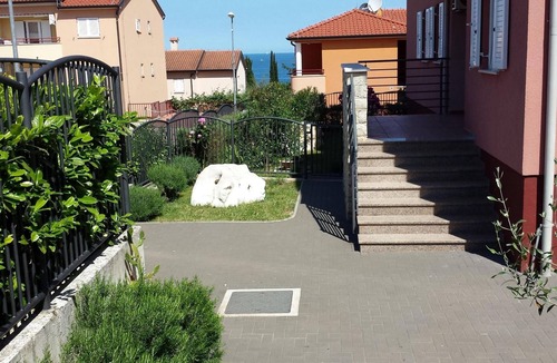 Dajla Apartment | Strandnahe Ferienwohnung mit großem Garten by Interhome