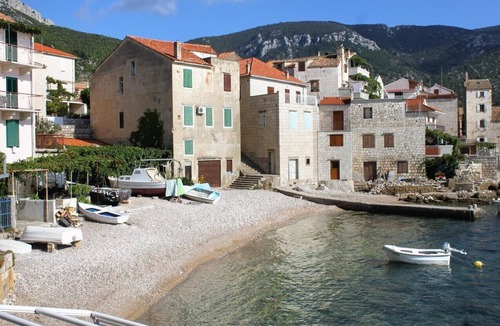 Komiza Apartment | Studio flat near beach Komiža, Vis (AS-2429-a)