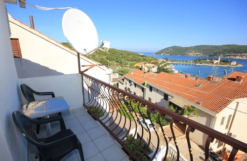 Cove Rogacic Apartment | Studio flat with balcony and sea view Vis (AS-8869-a)
