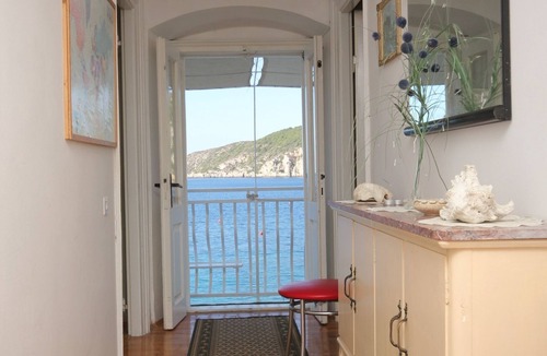 Komiza Apartment | Studio flat with terrace and sea view Komiža, Vis (AS-9703-b)