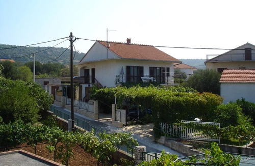 Vinisce Apartment | Studio flat with terrace Vinišće, Trogir (AS-12637-a)