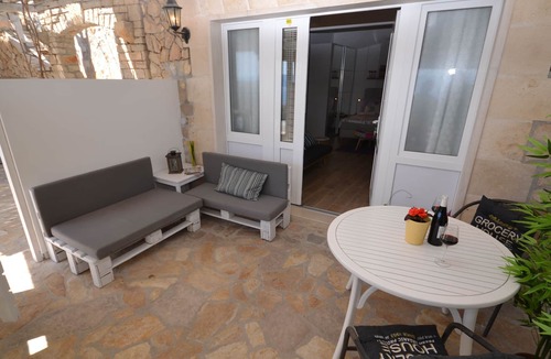 Murvica Apartment | Studio flat with terrace and sea view Murvica, Brač (AS-20190-a)