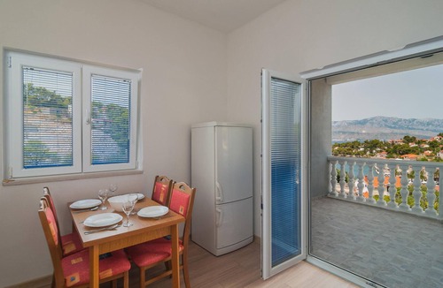 Splitska Apartment | Stunning apartment in Supetar-Splitska with WiFi