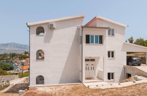 Splitska Apartment | Stunning apartment in Supetar-Splitska with WiFi