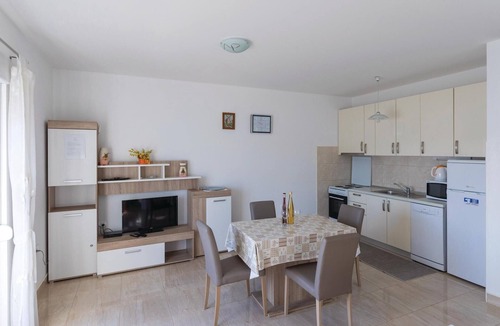Komarna Apartment | Stunning apartment in Klek with WiFi