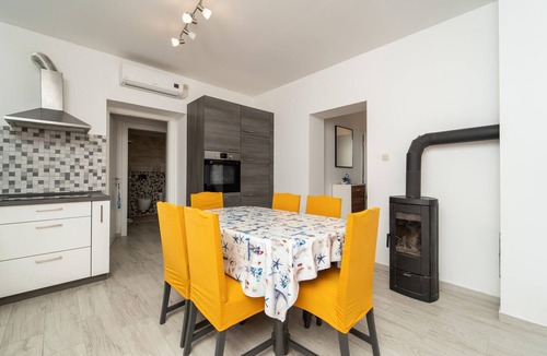 Rtina Apartment | Stunning apartment in Rtina with house sea view