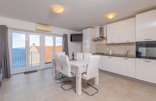 Vratarusa Apartment | Stunning apartment in Senj with WiFi