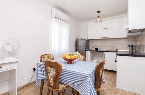 Vlasici Apartment | Stunning apartment in Vlasici with WiFi