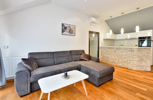 Lasinja House | Stunning home in Desni Stefanki