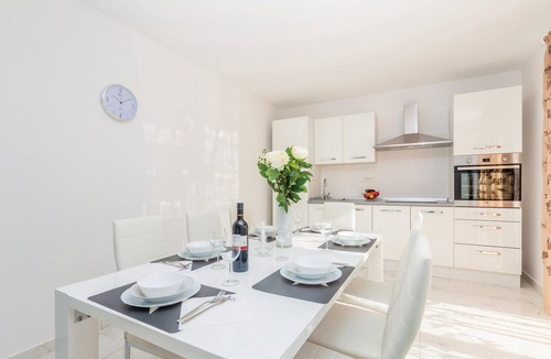 Milohnici House | Stunning home in Linardici with WiFi