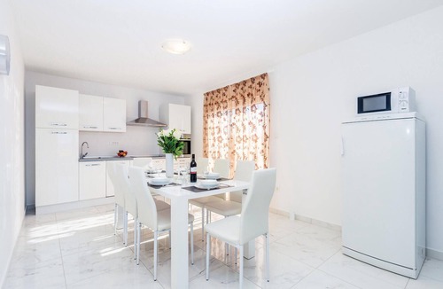 Milohnici House | Stunning home in Linardici with WiFi