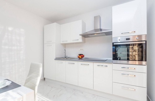 Milohnici House | Stunning home in Linardici with WiFi