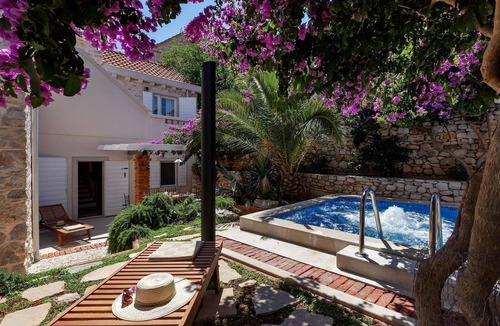 Sutivan House | Stunning home in Sutivan