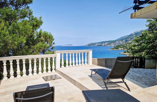 Prizna House | Stunning private villa for 10 people with A/C, WIFI, TV, terrace and pets allowed