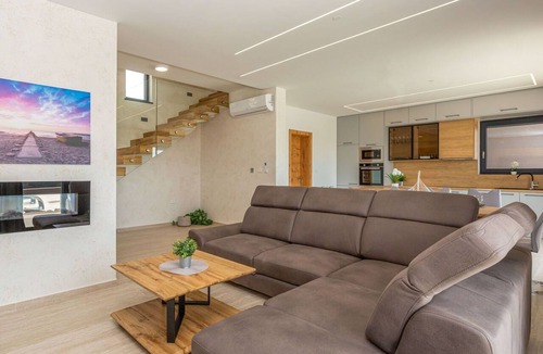 Viskovici Villa | Stunning private villa for 7 people with private pool, WIFI, hot tub, A/C, TV and terrace