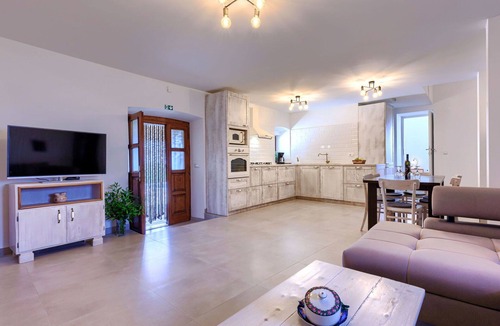 Jadreski House | Stunning private villa for 6 people with WIFI, A/C, private pool, TV, terrace and pets allowed