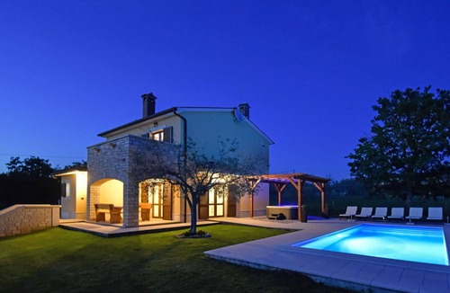Vosteni Villa | Stunning private villa for 8 people with WIFI, A/C, private pool, hot tub, TV and patio