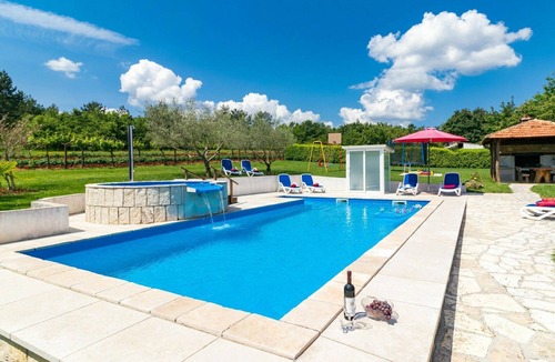 Rakotule House | Stunning private villa for 10 guests with WIFI, A/C, private pool, TV, terrace and pets allowed