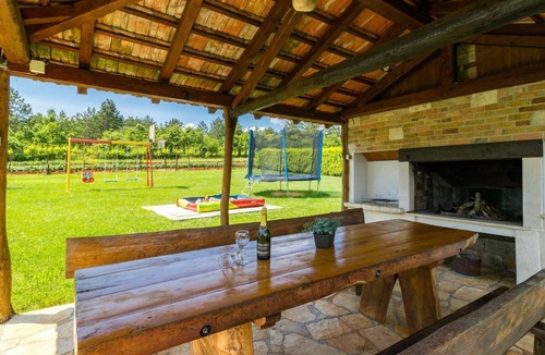 Rakotule House | Stunning private villa for 10 guests with WIFI, A/C, private pool, TV, terrace and pets allowed