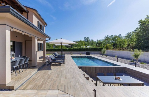 Topid House | Stunning private villa for 8 guests with private pool, A/C, WIFI, TV and terrace