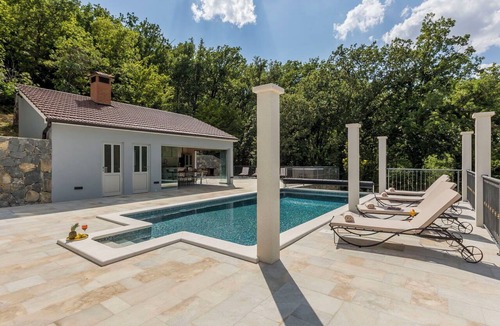 Omis Villa | Stunning private villa for 8 guests with hot tub, A/C, WIFI, private pool and TV