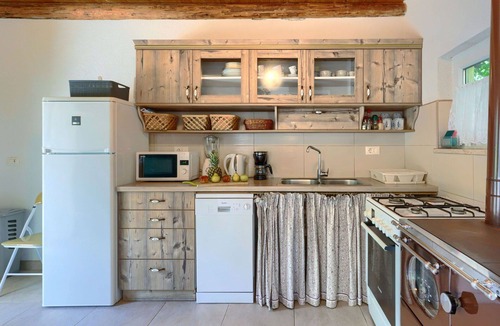 Bubani House | Stunning private villa for 4 people with WIFI, A/C, hot tub, TV and terrace