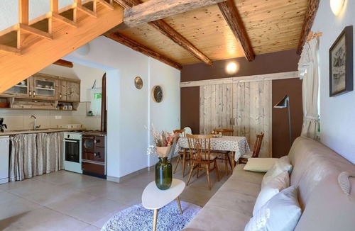 Bubani House | Stunning private villa for 4 people with WIFI, A/C, hot tub, TV and terrace