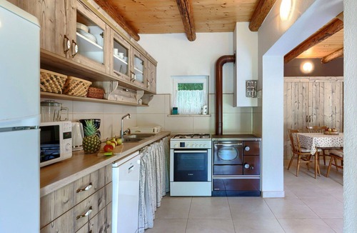 Bubani House | Stunning private villa for 4 people with WIFI, A/C, hot tub, TV and terrace