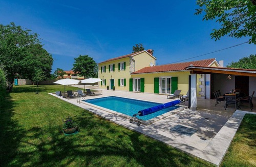 Kringa House | Stunning private villa for 8 guests with A/C, WIFI, private pool, TV and terrace